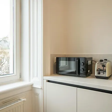 Chic 180m 3br Near Parliament, Self Check-in Apartment Vienna