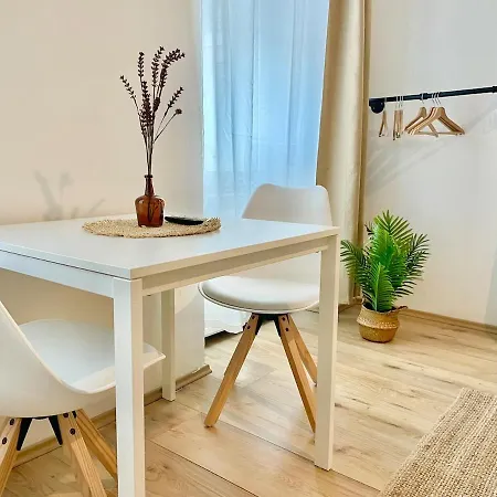 Stylish & Calm With Easy Access Apartment *