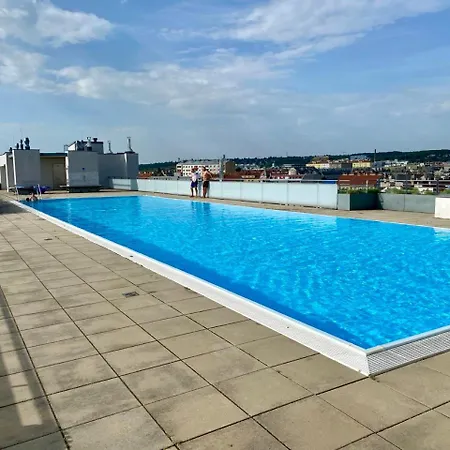 Modernes Pool Und Beamer, Naehe U3 Vienna