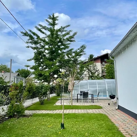 In In Perfect Situaton Near Vic And Donau Park With Pool And Private Garden Sleeps 4 With 2 Bedrooms, Kitchen And Livingroom And Bath And Private Parking * Vídeň