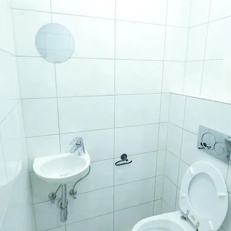 Short Hostel *