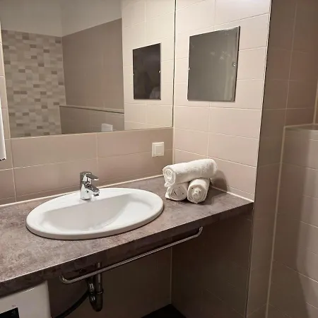 Apartment 2br, Danube, Central, U6 & S-bahn - Axara Housing Brn 16 *