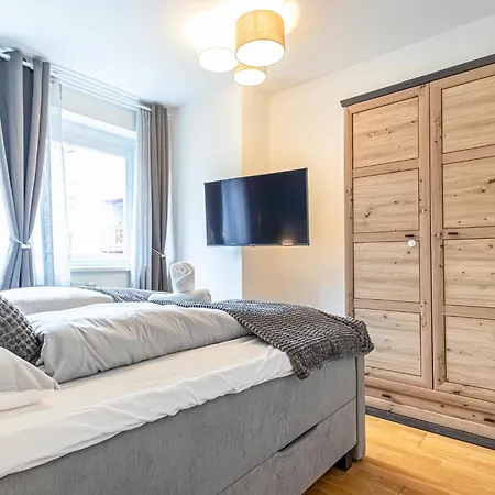 Modern 1br & 1lr With Balcony 9-min To Center