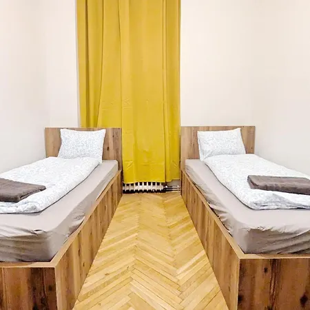 Ubytování v soukromí Spacious - 15 Min From Airport & Center, 5 Min From Main-bus Station Ez9 *
