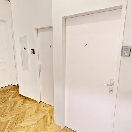 Spacious - 15 Min From Airport & Center, 5 Min From Main-bus Station Ez9 Ubytování v soukromí *