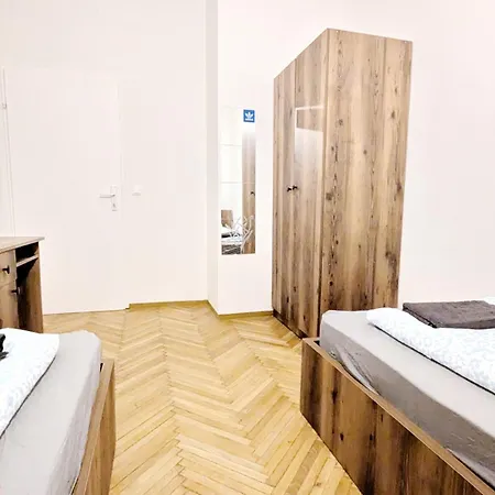 Spacious - 15 Min From Airport & Center, 5 Min From Main-bus Station Ez9 Ubytování v soukromí