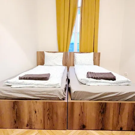 Ubytování v soukromí Spacious - 15 Min From Airport & Center, 5 Min From Main-bus Station Ez9 *