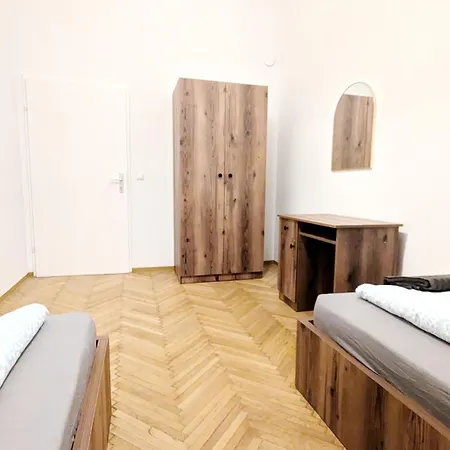 Spacious - 15 Min From Airport & Center, 5 Min From Main-bus Station Ez9 *
