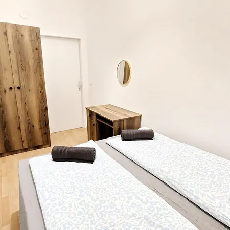 Homestay Spacious - 15 Min From Airport & Center, 5 Min From Main-bus Station Ez8 *