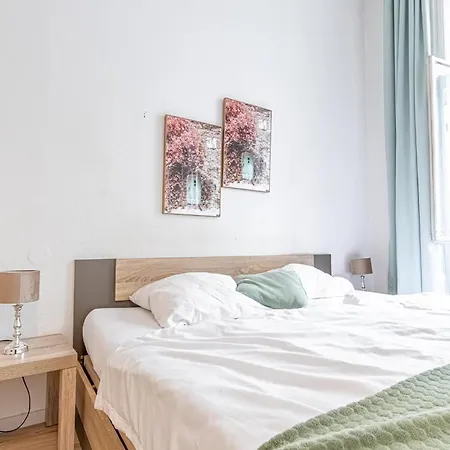 Neighboring 2br Apts Ideal For 8 People 公寓