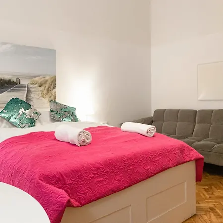 Neighboring 2br Apts Ideal For 8 People 公寓