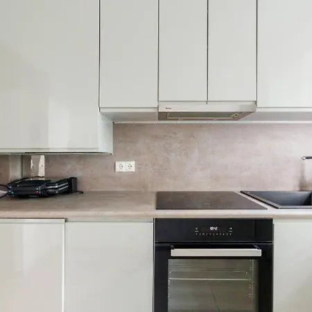 Near Metro 16 & Netflix - Kingsize Bed Apartment