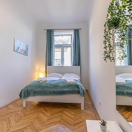 Comfortable & Amazing 2 Bedroom Hideaway W Local Flair Apartment