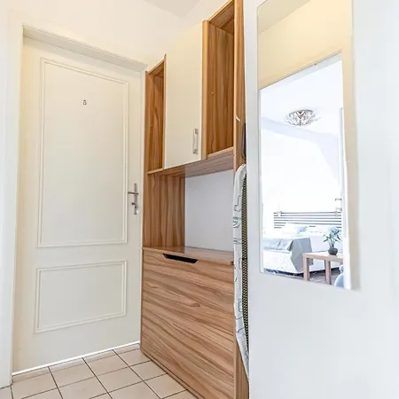 Spacious 3br Shared Apt, Very In 아파트 *