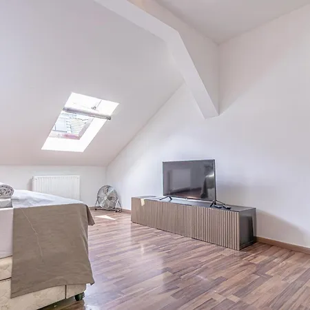Spacious 3br Shared Apt, Very In