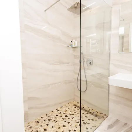 5 Beds 2 Bedrooms In Vienna's Heart Apartment