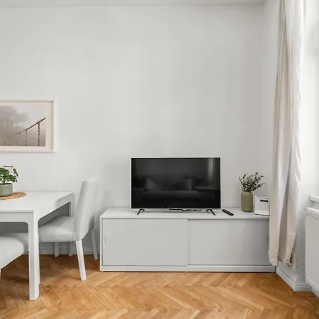 Appartement Bright And Quiet Apartments, Just 10 Minutes To U4, U6 And Schoenbrunn Palace Wenen