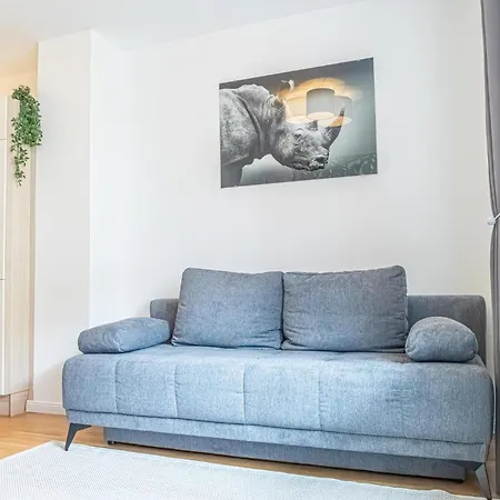 Sweet 1br & 1lr With Balcony, 9-min To Center *
