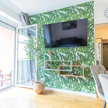 Sweet 1br & 1lr With Balcony, 9-min To Center