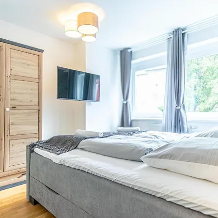 Sweet 1br & 1lr With Balcony, 9-min To Center Apartment *