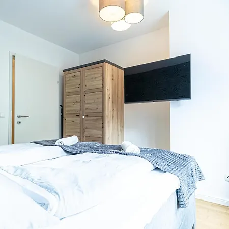 Sweet 1br & 1lr With Balcony, 9-min To Center *