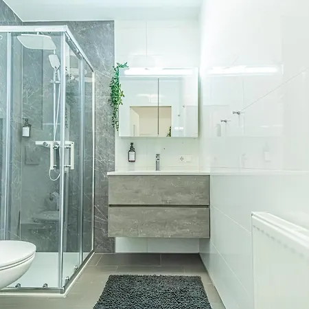 Sweet 1br & 1lr With Balcony, 9-min To Center Apartment