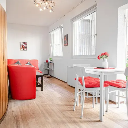 Comfy 2br Wifi, Netflix, Near Center *
