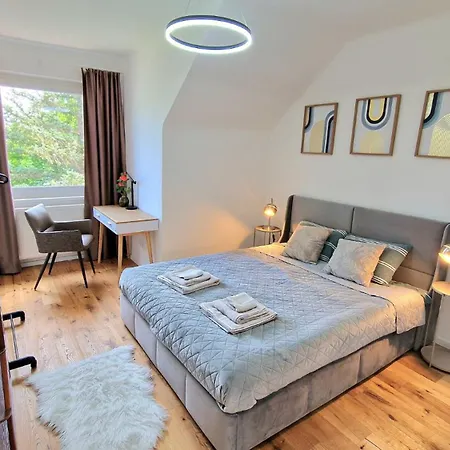 Cozy Next To Subway Station & Parking *