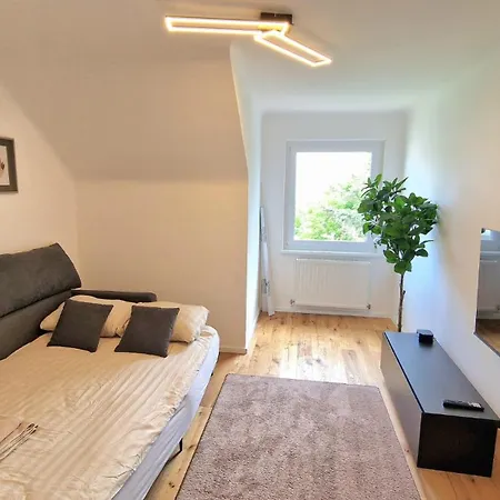 Cozy Next To Subway Station & Parking