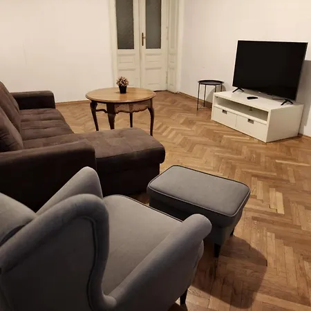 Cozy 5 Min Rathaus Apartment