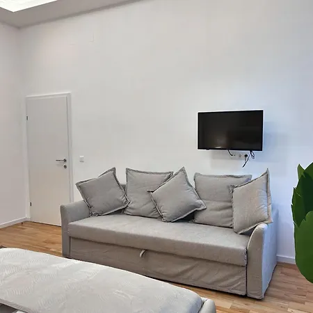 Close To Schoenbrunn I Bright Flat, Fast Wifi Apartment Vienna