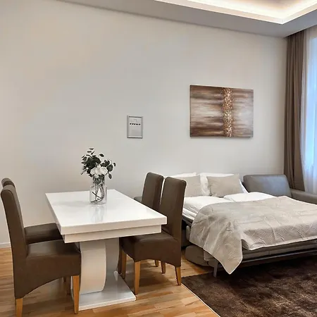 Close To Schoenbrunn I Bright Flat, Fast Wifi Apartment
