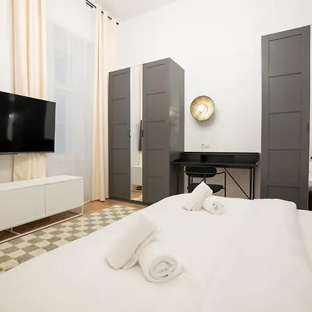 Spacious 3br Escape With Sauna And Billiard In The Center Apartment *