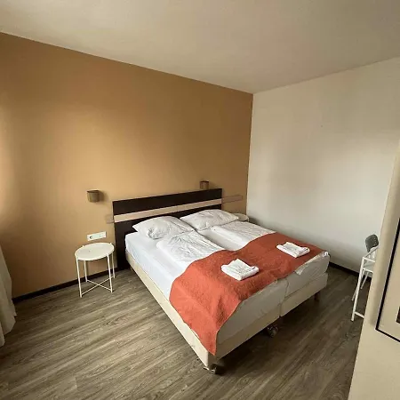Leon In Vienna,three Sleeping Places *