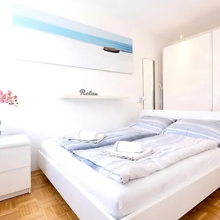 Market, Metro, Center By Jr Apartment *