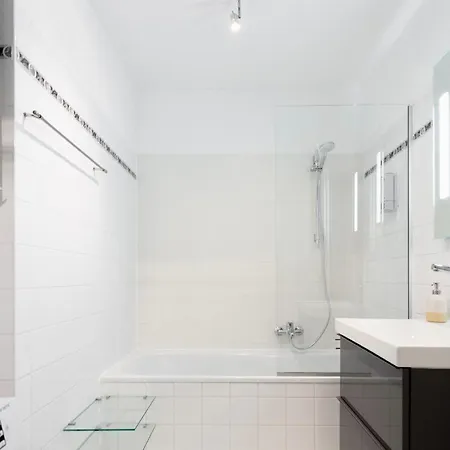 Market, Metro, Center By Jr Apartment *