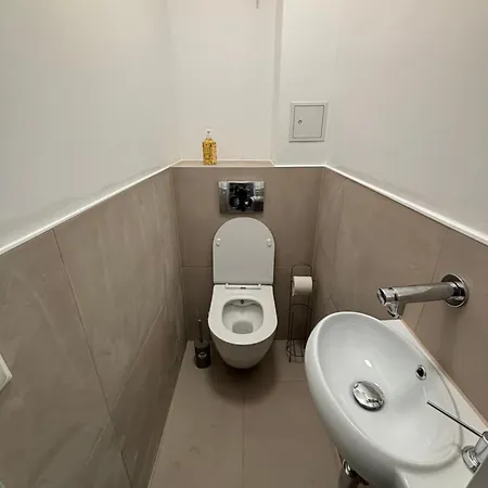 Cozy 2-bedroom Retreat Near Subway And Center Apartment *