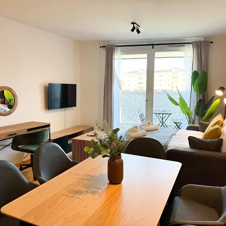 Apartment Cozy & Modern 2 Bedroom In Peaceful Area