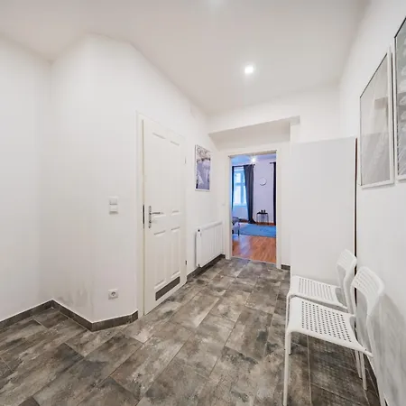 Apartment Bright In Prime Location