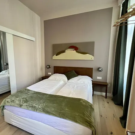 1 Aprt & 5 Stylish Rooms, Comfort & Convenience Combined *