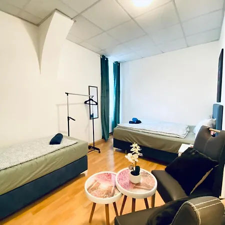 Elegant 3-bedroom Retreat Convenient Access Apartmán *