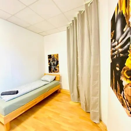 Elegant 3-bedroom Retreat Convenient Access Apartmán