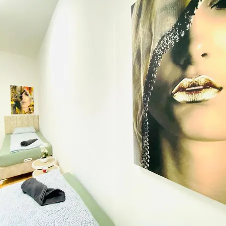 Comfortable 5br Well Connected Location Apartment *