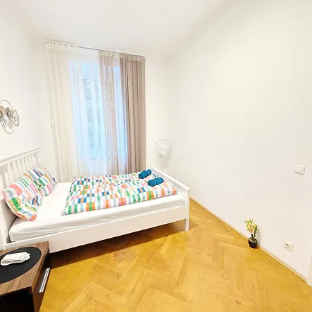 Cozy Next To Lugner Homestay