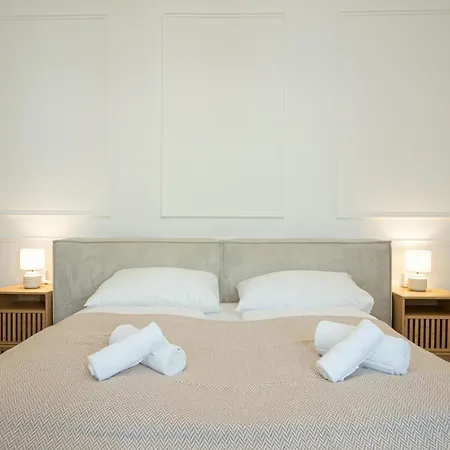 Posh 107 M2 3br Flat In The Center Of Apartment