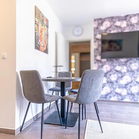 9 Min To Center, Modern 1br & 1lr With Balcony & Smart Tv Apartment