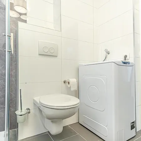 9 Min To Center, Modern 1br & 1lr With Balcony & Smart Tv Apartment