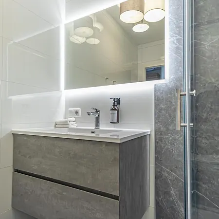 9 Min To Center, Modern 1br & 1lr With Balcony & Smart Tv Apartmán *
