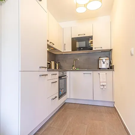 Apartmán 9 Min To Center, Modern 1br & 1lr With Balcony & Smart Tv
