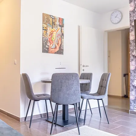 Apartmán 9 Min To Center, Modern 1br & 1lr With Balcony & Smart Tv *